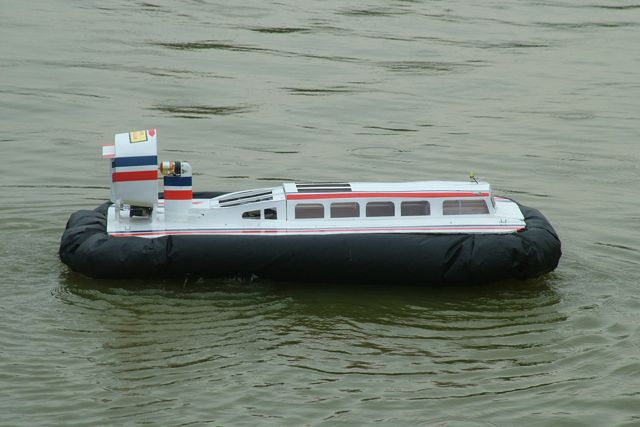 Ray Hellicar's larger Hovercraft 20080831112654