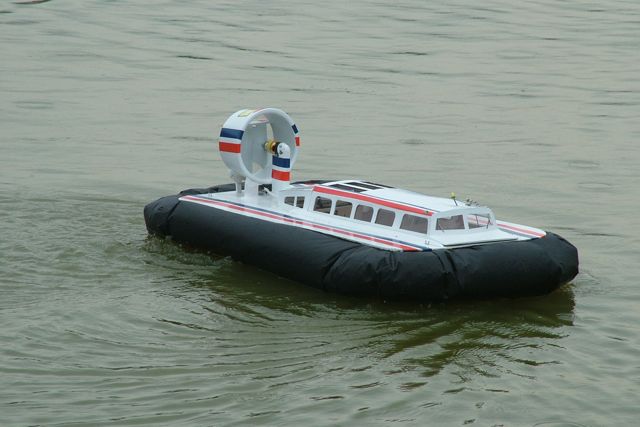 Ray Hellicar's larger Hovercraft 20080831112659