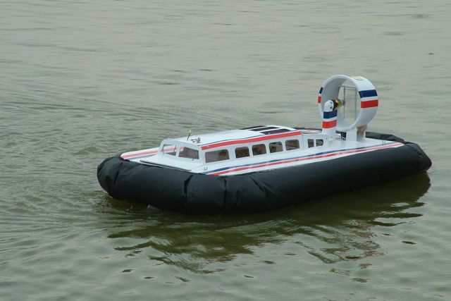 Ray Hellicar's larger Hovercraft 20080831112705