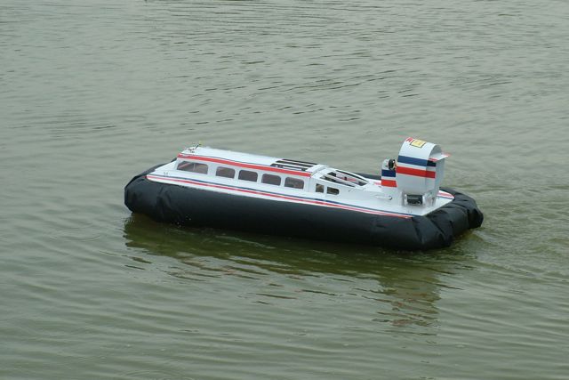 Ray Hellicar's larger Hovercraft 20080831112714