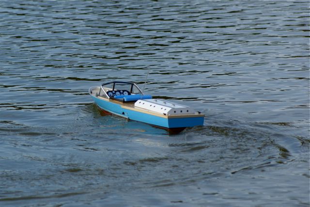 Inboard speedboat 1 DSC06997.JPG