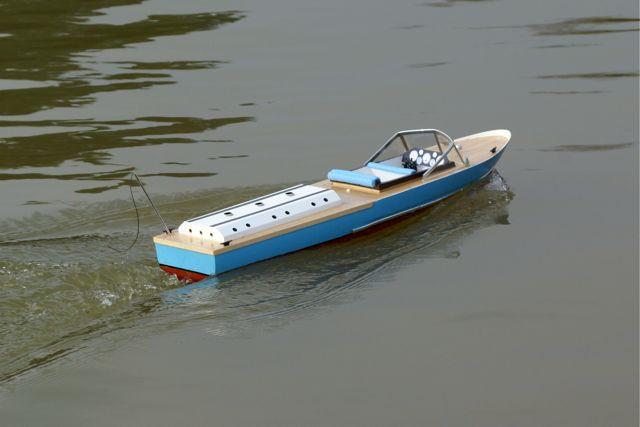 Inboard speedboat 1 DSC08746.JPG