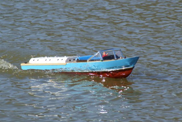 Inboard speedboat 1 DSC03202