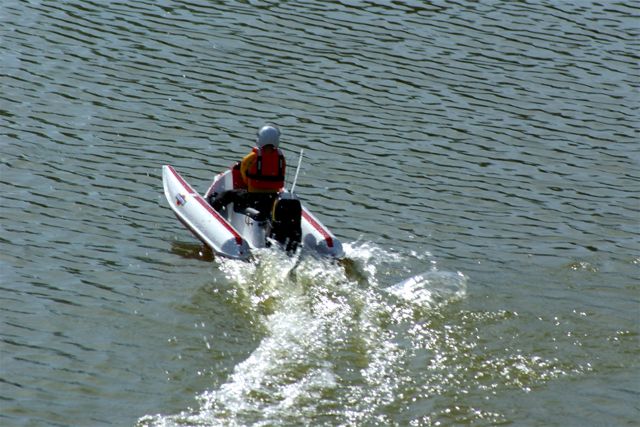 Outboard Cat (02)