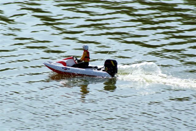 Outboard Cat (05)