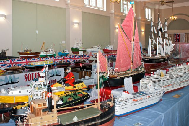 16 DSC07446 © Peter Taylor 2011